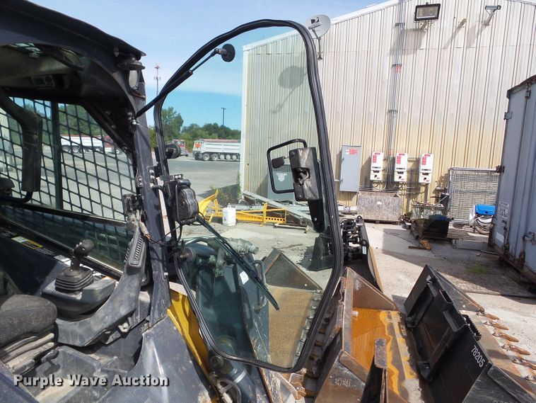 image for item DF0797 2015 John Deere 333E skid steer