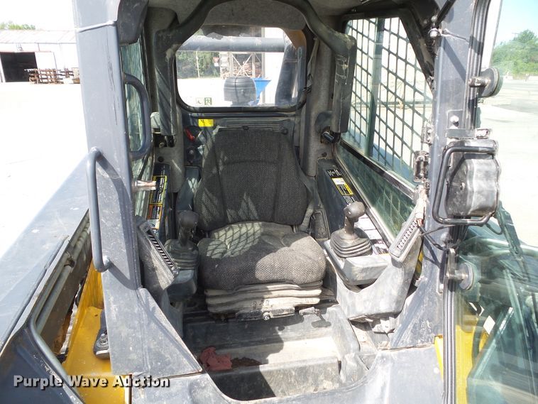 image for item DF0797 2015 John Deere 333E skid steer