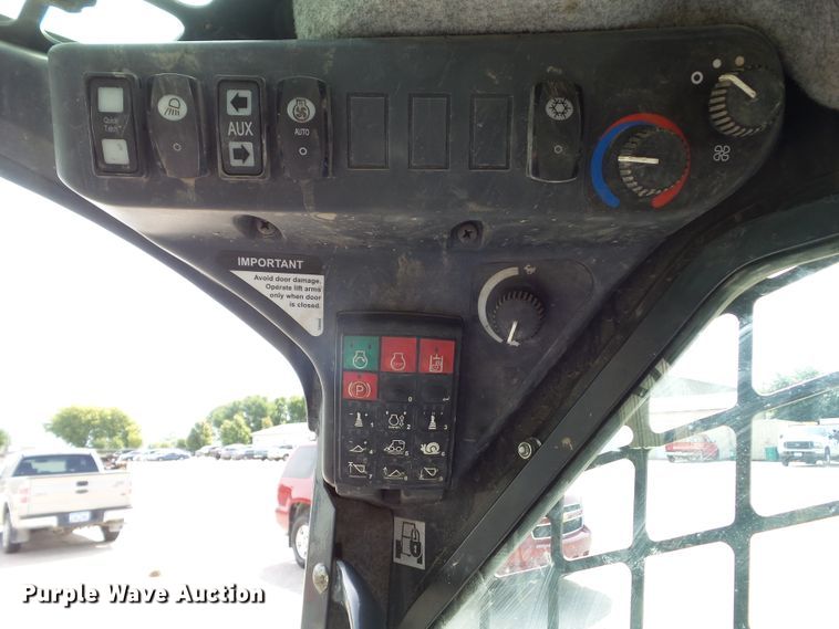 image for item DF0797 2015 John Deere 333E skid steer