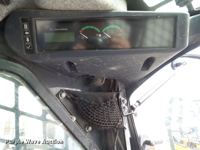 image for item DF0797 2015 John Deere 333E skid steer