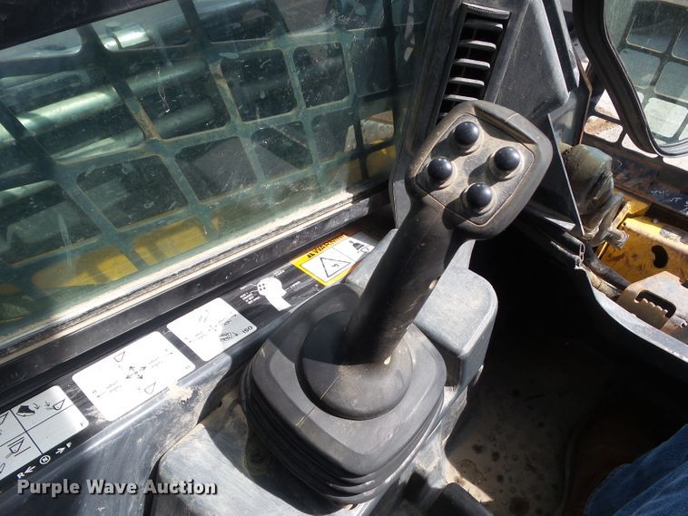 image for item DF0797 2015 John Deere 333E skid steer