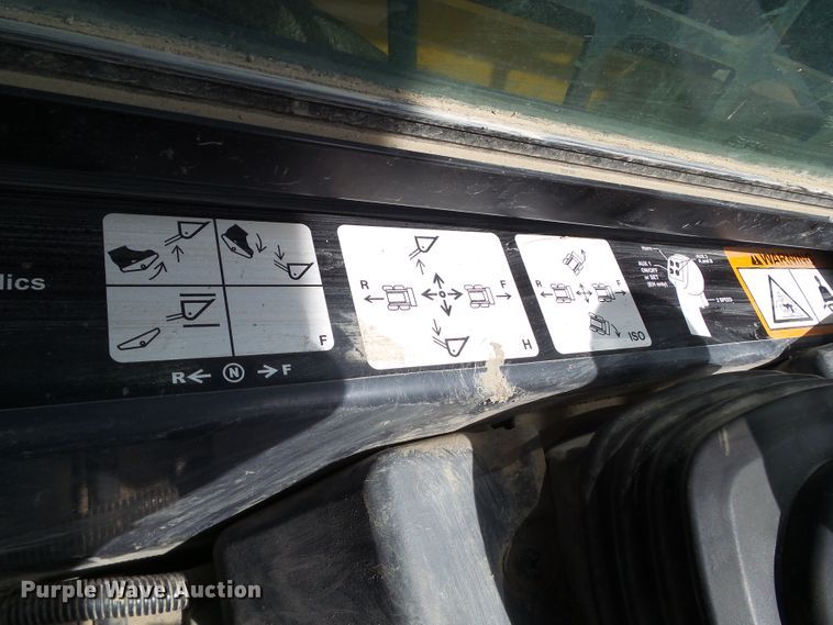 image for item DF0797 2015 John Deere 333E skid steer