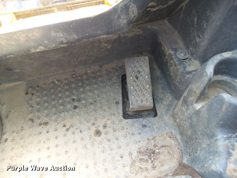 image for item DF0797 2015 John Deere 333E skid steer