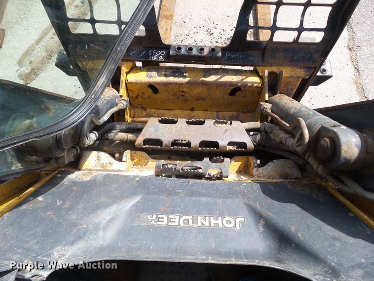 image for item DF0797 2015 John Deere 333E skid steer