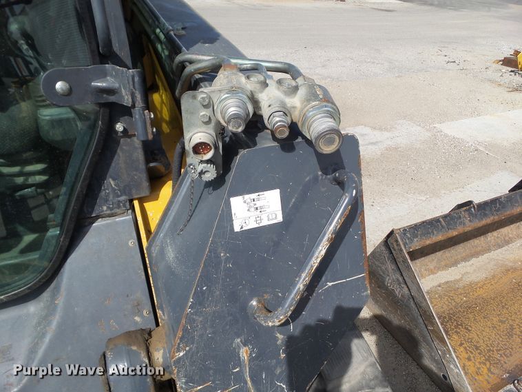 image for item DF0797 2015 John Deere 333E skid steer