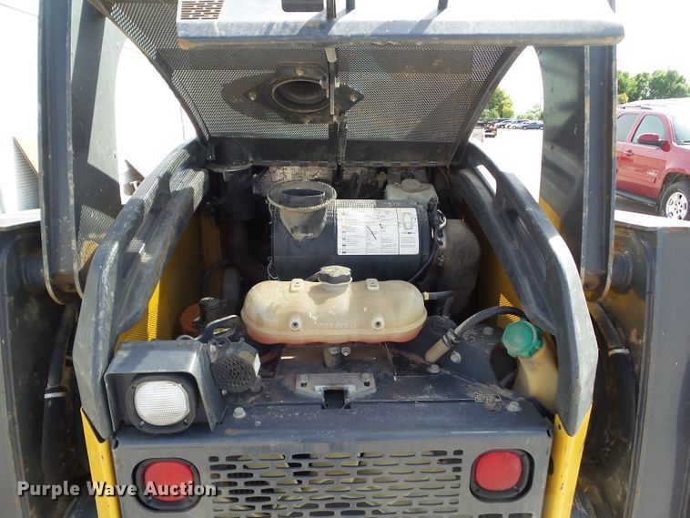 image for item DF0797 2015 John Deere 333E skid steer