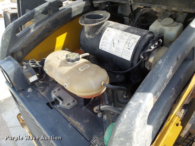 image for item DF0797 2015 John Deere 333E skid steer