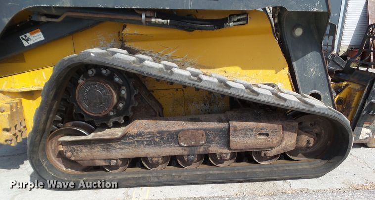 image for item DF0797 2015 John Deere 333E skid steer