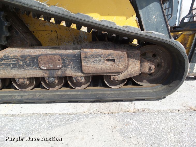 image for item DF0797 2015 John Deere 333E skid steer