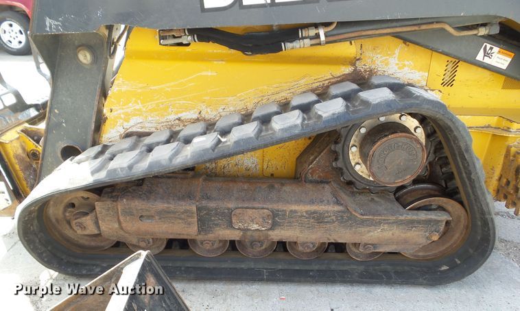 image for item DF0797 2015 John Deere 333E skid steer