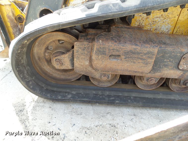 image for item DF0797 2015 John Deere 333E skid steer