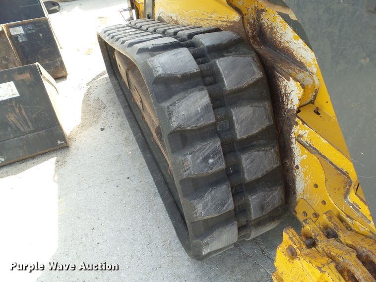 image for item DF0797 2015 John Deere 333E skid steer