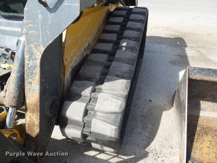 image for item DF0797 2015 John Deere 333E skid steer