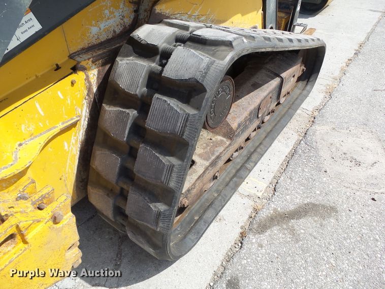 image for item DF0797 2015 John Deere 333E skid steer