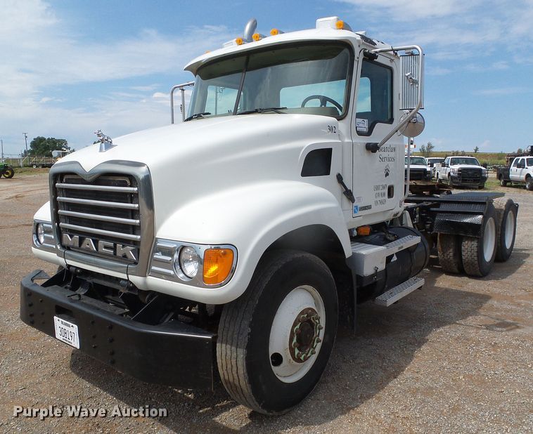 image for item DG0180 2007 Mack CV713 semi truck