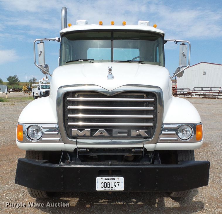 image for item DG0180 2007 Mack CV713 semi truck