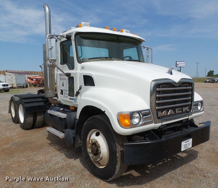 image for item DG0180 2007 Mack CV713 semi truck