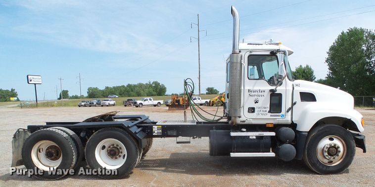 image for item DG0180 2007 Mack CV713 semi truck
