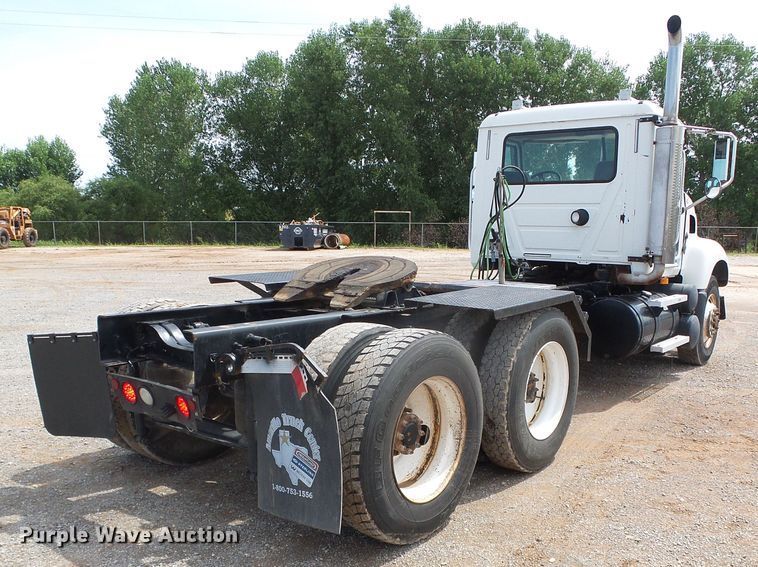 image for item DG0180 2007 Mack CV713 semi truck