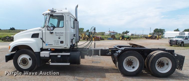 image for item DG0180 2007 Mack CV713 semi truck