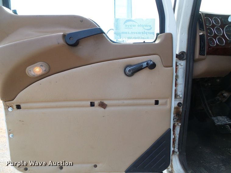 image for item DG0180 2007 Mack CV713 semi truck