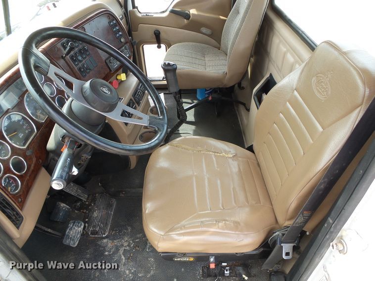 image for item DG0180 2007 Mack CV713 semi truck