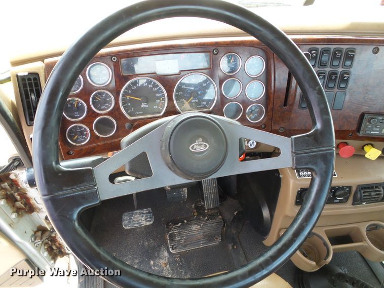 image for item DG0180 2007 Mack CV713 semi truck