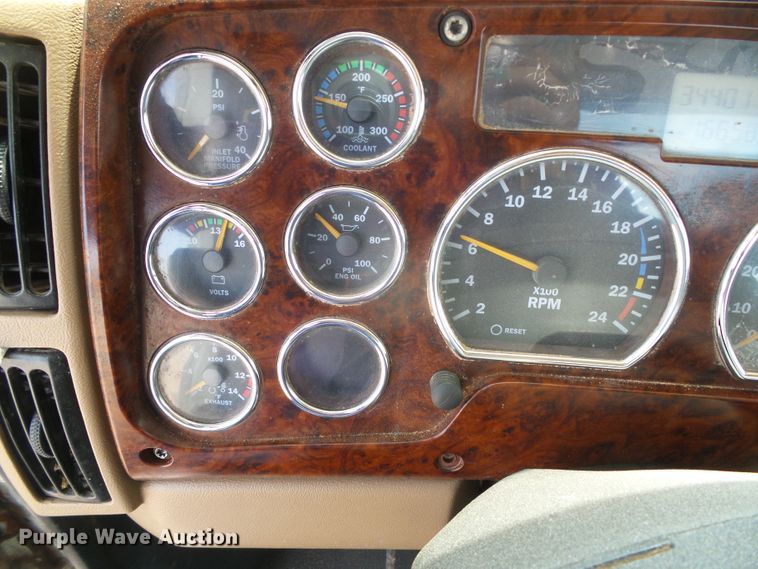 image for item DG0180 2007 Mack CV713 semi truck