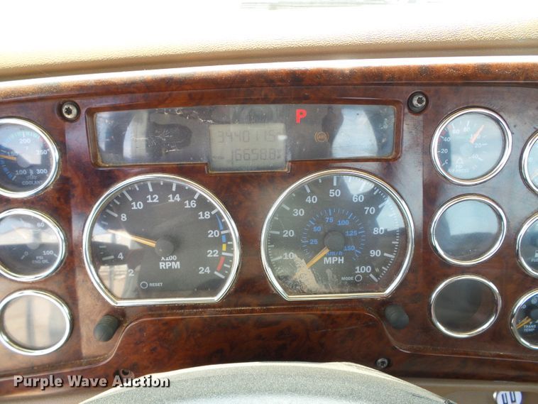 image for item DG0180 2007 Mack CV713 semi truck