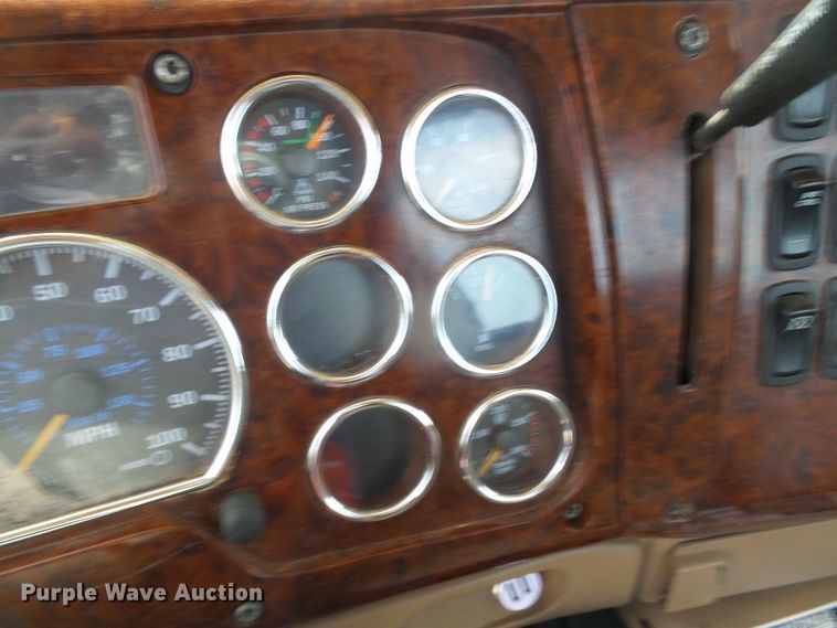 image for item DG0180 2007 Mack CV713 semi truck