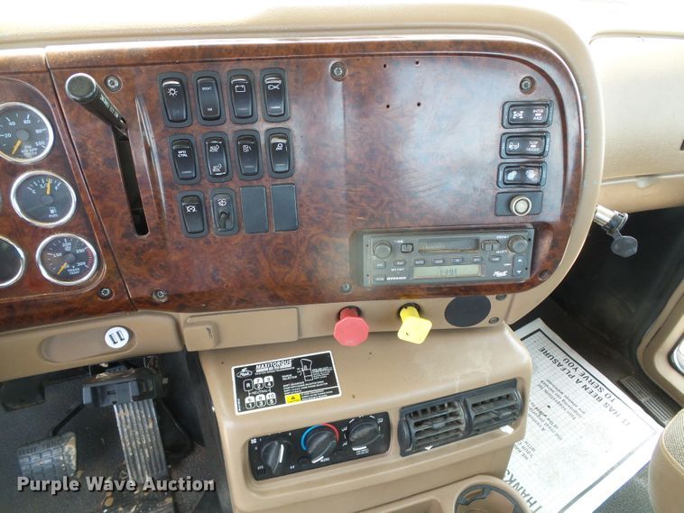 image for item DG0180 2007 Mack CV713 semi truck