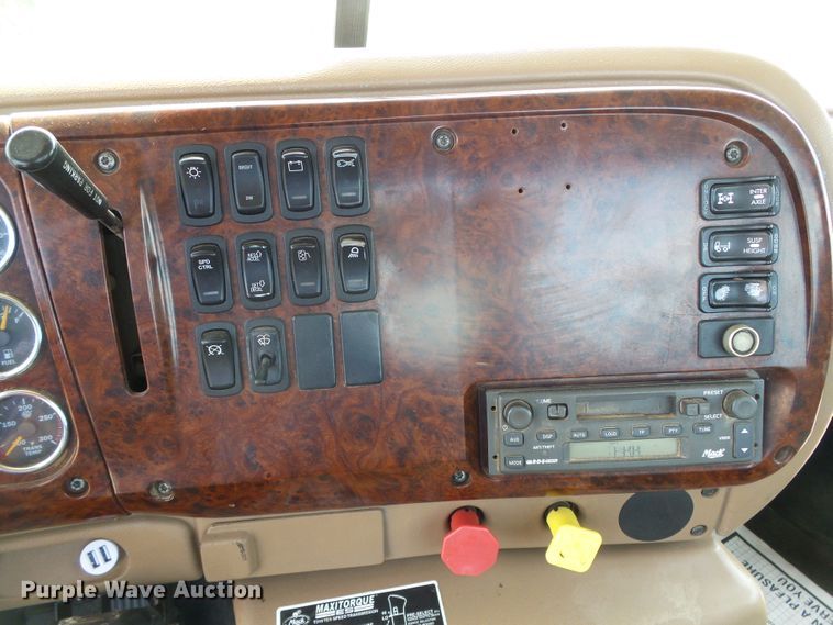 image for item DG0180 2007 Mack CV713 semi truck