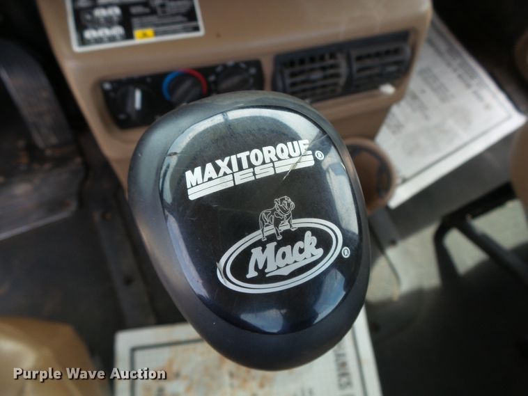 image for item DG0180 2007 Mack CV713 semi truck