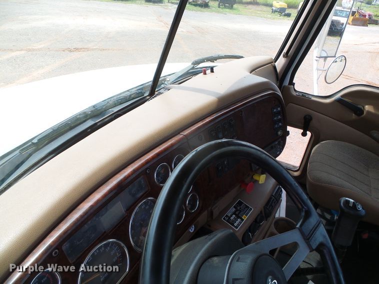 image for item DG0180 2007 Mack CV713 semi truck