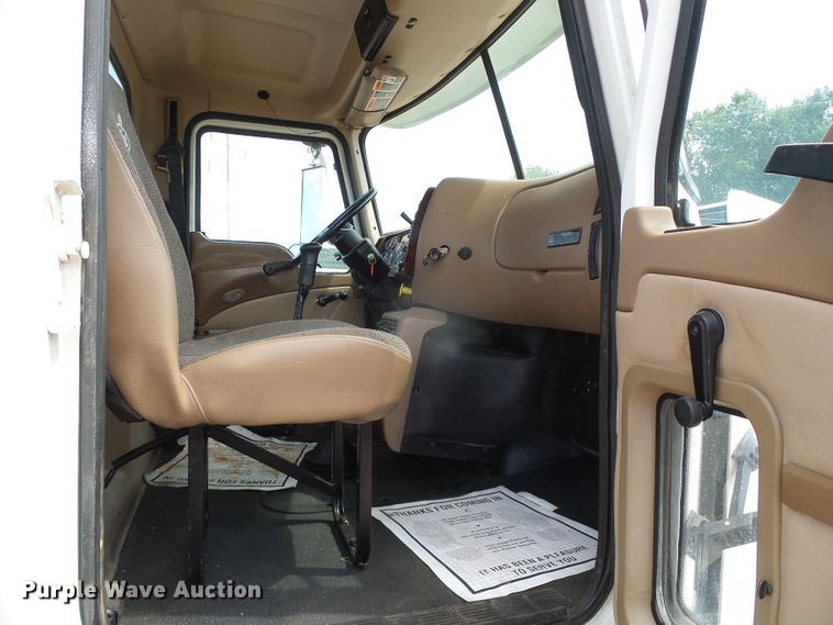 image for item DG0180 2007 Mack CV713 semi truck