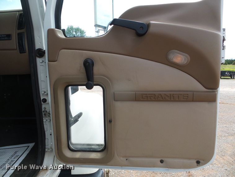 image for item DG0180 2007 Mack CV713 semi truck