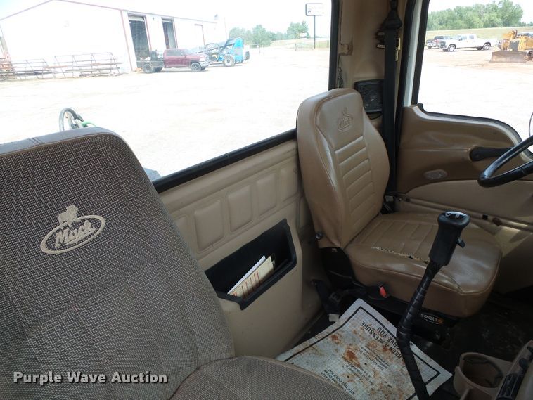 image for item DG0180 2007 Mack CV713 semi truck