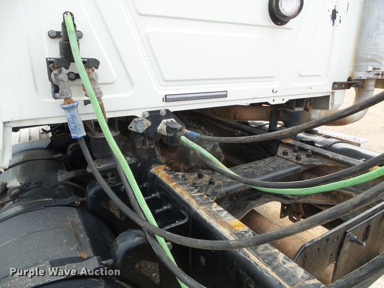 image for item DG0180 2007 Mack CV713 semi truck