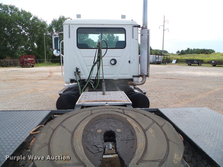 image for item DG0180 2007 Mack CV713 semi truck