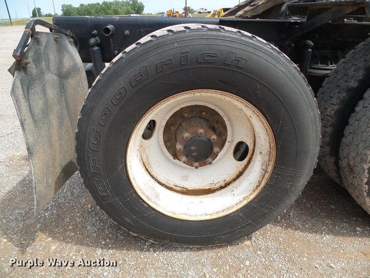 image for item DG0180 2007 Mack CV713 semi truck