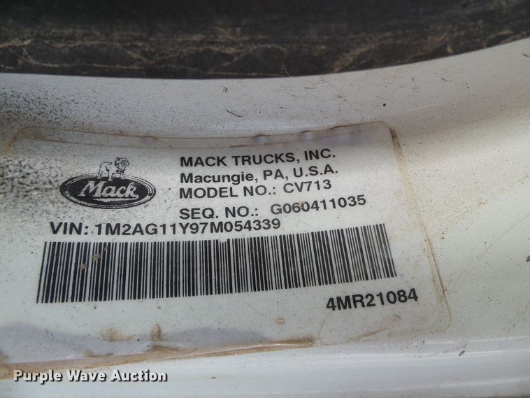 image for item DG0180 2007 Mack CV713 semi truck