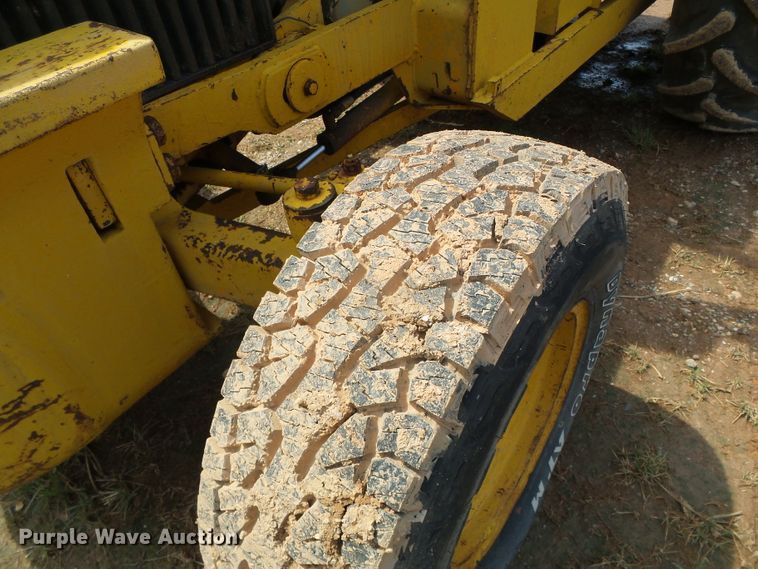 image for item DG0181 John Deere 480 forklift