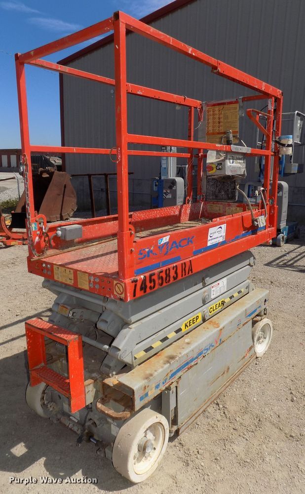 image for item DG2416 2008 Sky Jack SJIII 3219 scissor lift