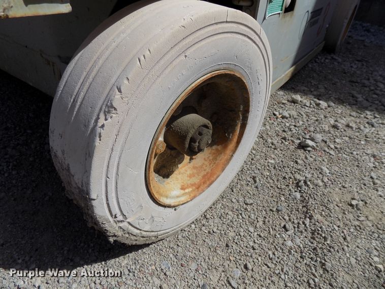 image for item DG2417 1999 Sky Jack SJIII 4832 scissor lift