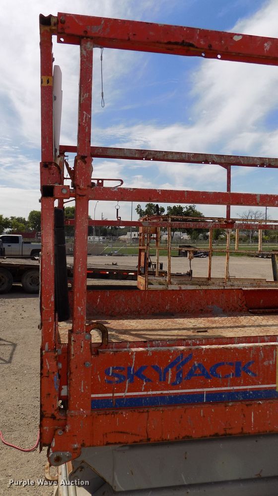 image for item DG2418 Sky Jack SJ4632 scissor lift