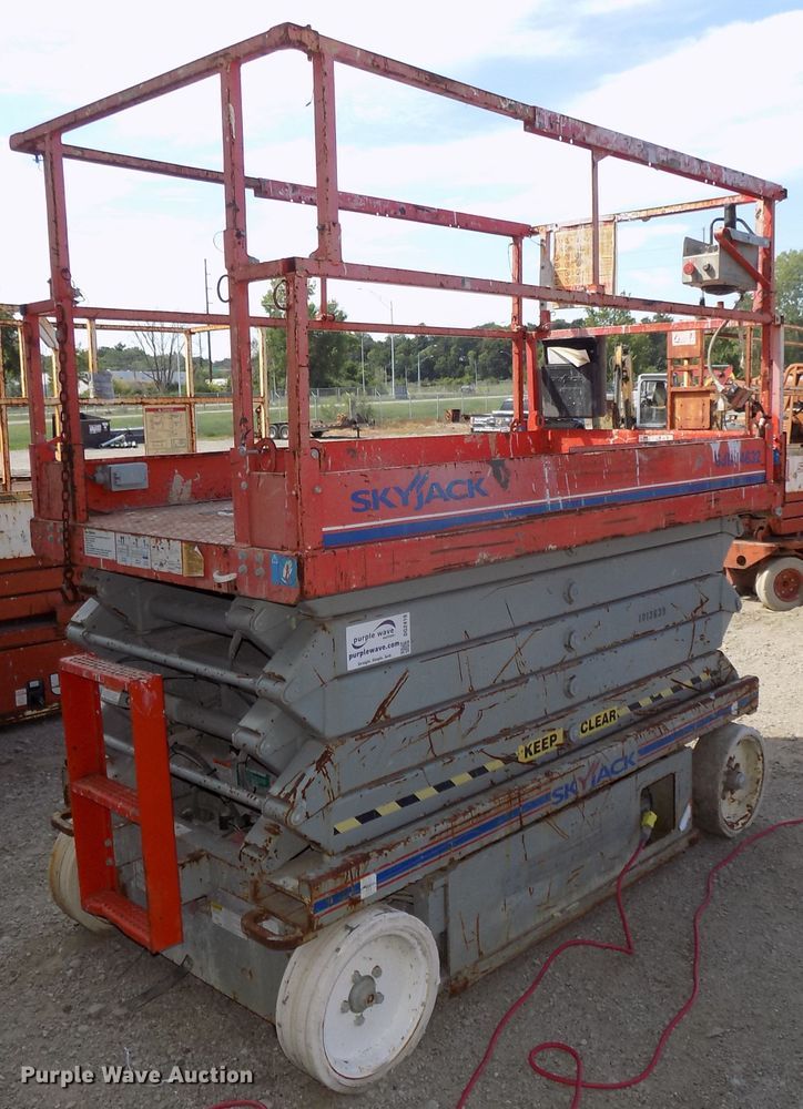 image for item DG2419 2007 Skyjack SJIII 4632 scissor lift
