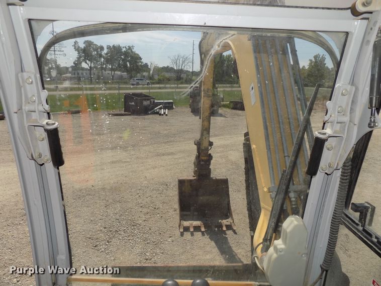 image for item DG2428 2006 Gehl G8003 RD mini excavator