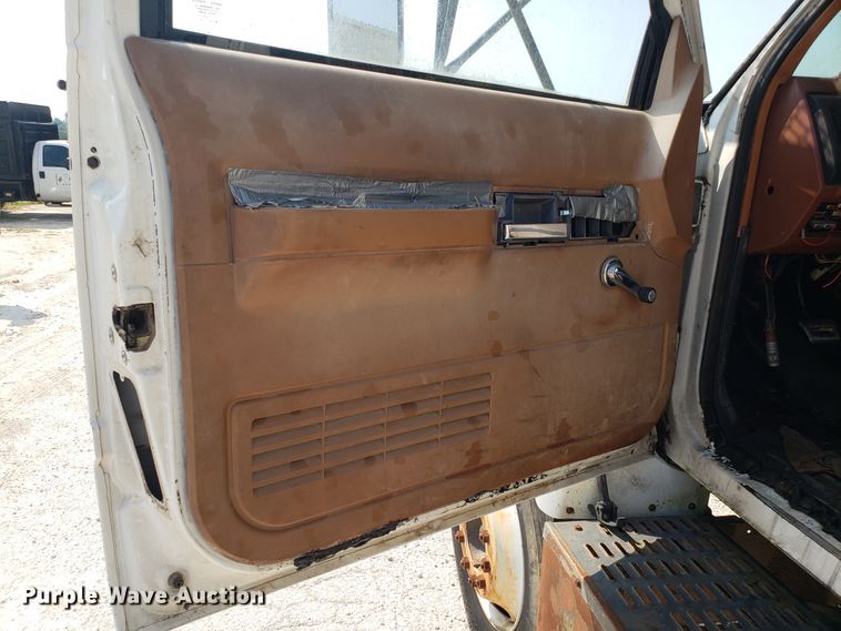 image for item DH2796 1993 GMC TopKick C6500 bucket truck