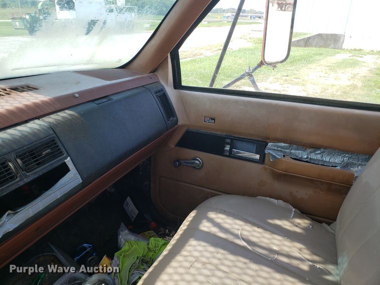 image for item DH2796 1993 GMC TopKick C6500 bucket truck