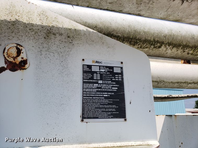 image for item DH2796 1993 GMC TopKick C6500 bucket truck